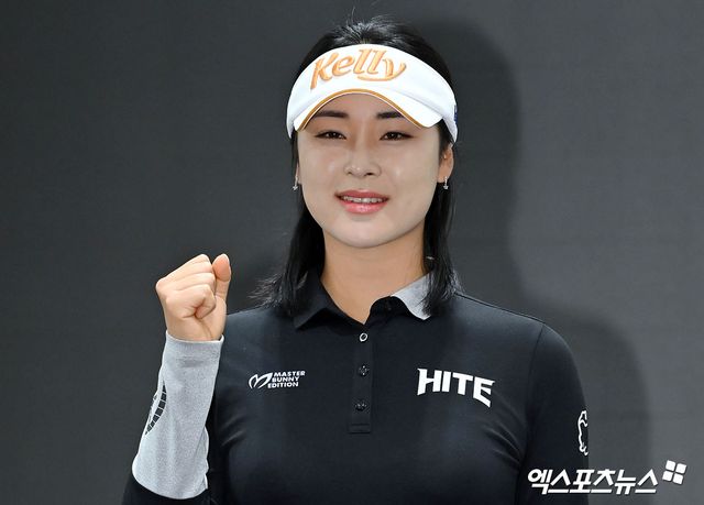 LPGA 진출을 선언한 윤이나 프로 기자간담회가 26일 오전 서울 여의도 CCMM빌딩에서 진행됐다. 이날 기자간담회에 참석한 윤이나가 포즈를 취하고 있다. 엑스포츠뉴스DB