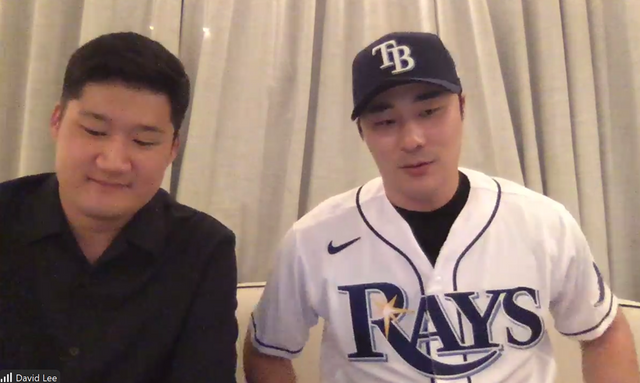 탬파베이 내야수 김하성(오른쪽)은 비시즌 2년 2900만 달러 규모 계약을 체결하며 이적했다. 그는 뛰어난 수비력과 함께 팀에 부족한 공격력을 보강해주리라 많은 기대를 받고 있다. 줌 화상 인터뷰 캡처