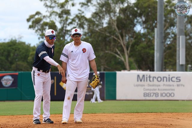 두산 베어스 내야수 강승호가 2025시즌 3루수 전향을 확정했다. 강승호는 캠프 시작부터 3루수 자리에서 조성환 코치와 함께 수비 연습을 집중하고 있다. 두산 베어스