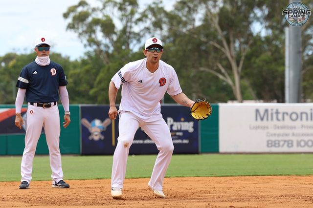 두산 베어스 내야수 강승호가 2025시즌 3루수 전향을 확정했다. 강승호는 캠프 시작부터 3루수 자리에서 조성환 코치와 함께 수비 연습을 집중하고 있다. 두산 베어스