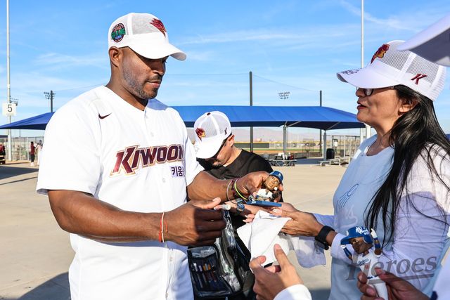 홍원기 감독이 이끄는 키움 히어로즈는 미국 애리조나조의 메사 애리조나 애슬레틱 그라운드에서 6일 훈련 1일 휴식 일정으로 1차 스프링캠프 훈련을 진행하고 있다. 야시엘 푸이그가 현지 팬과 만나 대화하고 있다. 키움 히어로즈