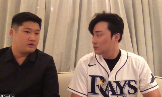 왼쪽부터 통역 데이비드 리, 김하성. 김하성은 4일 줌 화상 인터뷰를 통해 탬파베이 레이스로의 FA 이적 소감 및 각오를 밝혔다. 줌 화상 인터뷰 캡처