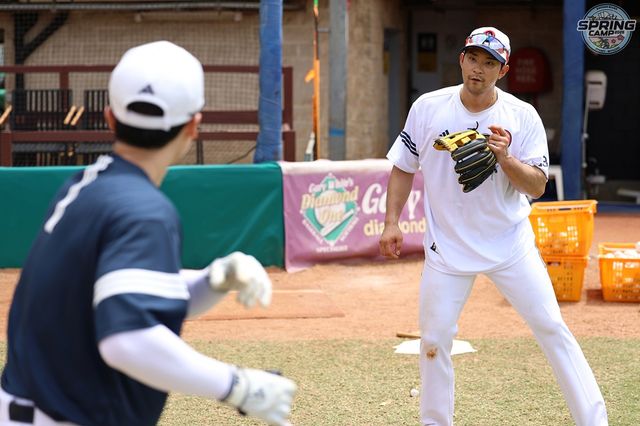 두산 베어스 내야수 강승호가 2025시즌 3루수 전향을 확정했다. 강승호는 캠프 시작부터 3루수 자리에서 조성환 코치와 함께 수비 연습을 집중하고 있다. 두산 베어스