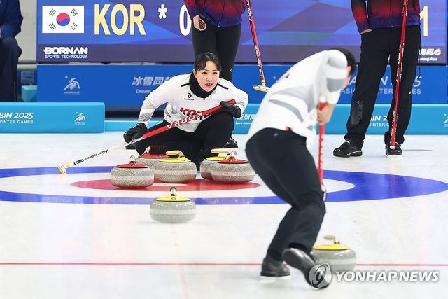 김경애와 성지훈이 4일 중국 하얼빈에서 열린 2025 하얼빈 동계아시안게임 컬링 믹스더블 필리핀전에서 경기에 임하고 있다. 연합뉴스