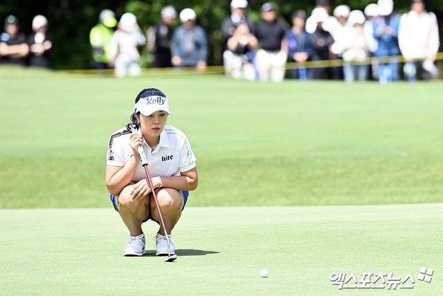 12일 경기도 수원컨트리클럽(파72ㅣ6,586야드)에서 열린 '2024 NH투자증권 레이디스 챔피언십'(총상금 8억 원, 우승상금 1억 4천4백만 원) 최종 라운드 경기, 윤이나가 1번홀 퍼팅을 준비하고 있다. 엑스포츠뉴스DB