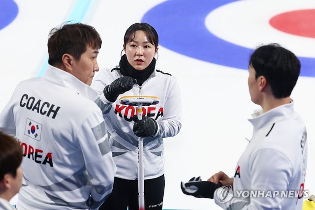 김경애-성지훈 조가 중국 하얼빈에서 열린 2025 하얼빈 동계아시안게임 컬링 믹스더블 조별예선 경기에서 작전타임을 갖고 있다. 연합뉴스