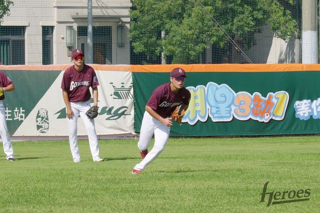 키움 내야수 염승원은 5일 열린 '2024 대한야구소프트볼협회 시상식'에 참석해 이영민 타격상을 받았다. 현재 토미존 수술에서 회복 중인 그는 몸 상태를 끌어올려 미래 팀에 보탬이 되리라 힘찬 각오를 다졌다. 키움 히어로즈