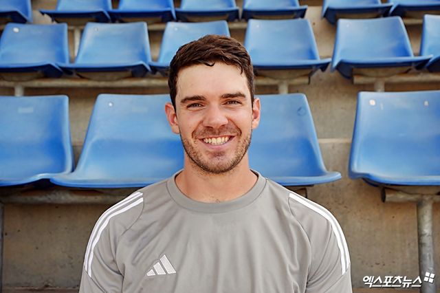 두산 베어스 새 외국인 투수 잭 로그가 지난 5일 호주 블랙타운 야구장에서 취재진과 인터뷰에 응하고 있다. 블랙타운, 김근한 기자