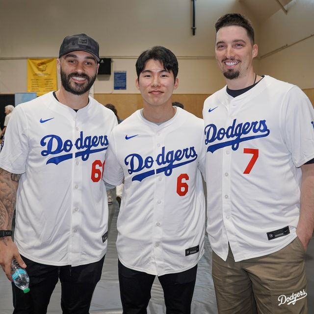 다저스 내야수 김혜성(가운데)은 메이저리그 데뷔 첫해 포스트시즌 무대를 밟을 수 있을까. 지구 최강팀 다저스로 이적하며 많은 기대를 받고 있다. LA 다저스 공식 SNS
