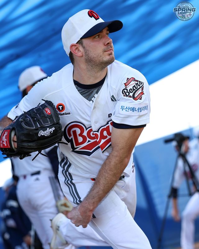 두산 베어스 새 외국인 투수 잭 로그가 지난 5일 호주 블랙타운 야구장에서 열린 스프링캠프 불펜 투구 훈련을 소화하고 있다. 두산 베어스