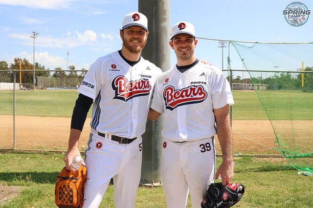 두산 새 외국인 투수 콜 어빈과 잭 로그가 지난 5일 호주 블랙타운 야구장에서 열린 스프링캠프 불펜 투구 훈련을 함께 소화했다. 두산 베어스