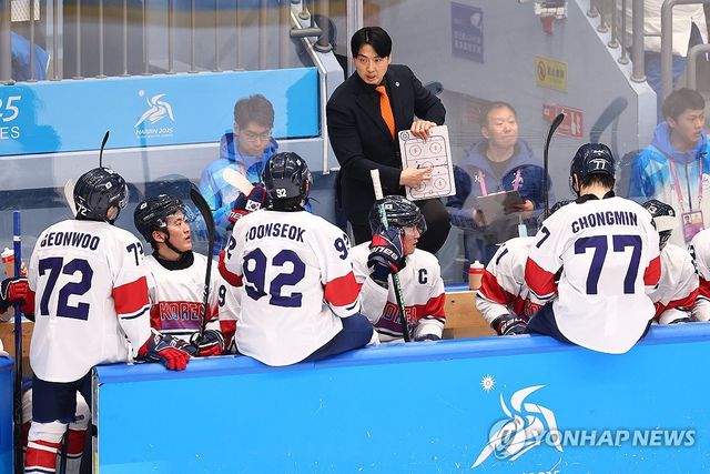 한국 남자 아이스하키 대표팀이 지난 4일 중국 하얼빈에서 열린 2025 하얼빈 동계아시안게임 A조 중국과의 경기에서 작전타임을 갖고 있다. 연합뉴스