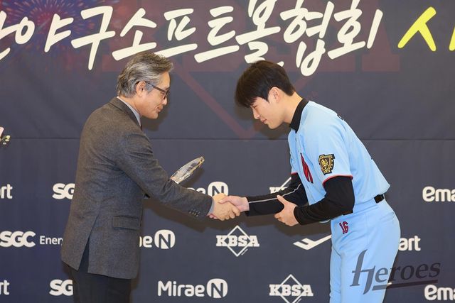 키움 내야수 염승원(오른쪽)은 5일 열린 '2024 대한야구소프트볼협회 시상식'에 참석해 이영민 타격상을 받았다. 현재 토미존 수술에서 회복 중인 그는 몸 상태를 끌어올려 미래 팀에 보탬이 되리라 힘찬 각오를 다졌다. 키움 히어로즈