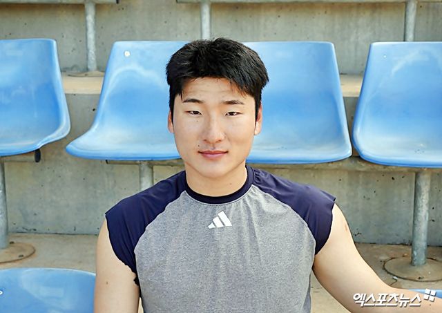 두산 베어스 투수 곽빈이 4일 호주 시드니 블랙타운 야구장에서 취재진과 인터뷰에 응하고 있다. 블랙타운, 김근한 기자