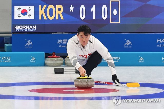 성지훈이 중국 하얼빈에서 열린 2025 하얼빈 동계아시안게임 컬링 믹스더블 조별예선 경기에서 투구하고 있다. 연합뉴스