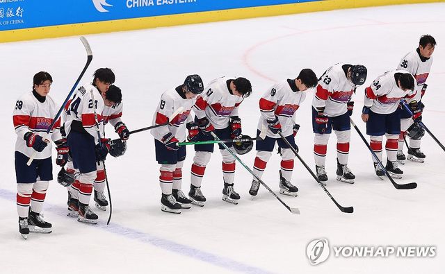 한국 남자 아이스하키 대표팀이 지난 4일 중국 하얼빈에서 열린 2025 하얼빈 동계아시안게임 A조 중국과의 경기에서 연장 끝 승리한 뒤 관중에게 인사하고 있다. 연합뉴스