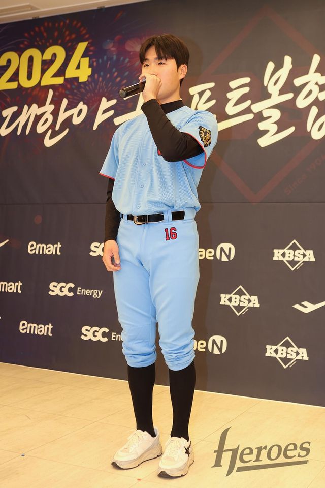 키움 내야수 염승원은 5일 열린 '2024 대한야구소프트볼협회 시상식'에 참석해 이영민 타격상을 받았다. 현재 토미존 수술에서 회복 중인 그는 몸 상태를 끌어올려 미래 팀에 보탬이 되리라 힘찬 각오를 다졌다. 키움 히어로즈