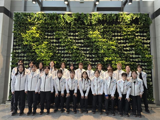 한국 여자 아이스하키 대표팀이 2025 하얼빈 동계아시안게임을 위해 출국하기 전 기념촬영하고 있다. 대한아이스하키협회