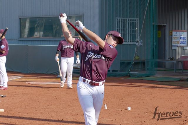 키움 내야수 염승원은 5일 열린 '2024 대한야구소프트볼협회 시상식'에 참석해 이영민 타격상을 받았다. 현재 토미존 수술에서 회복 중인 그는 몸 상태를 끌어올려 미래 팀에 보탬이 되리라 힘찬 각오를 다졌다. 키움 히어로즈