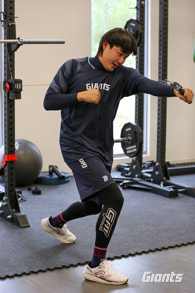 롯데 자이언츠 우완 정철원이 지난달 25일부터 대만 타이난의 아시아 태평양 국제야구센터에서 진행 중인 소속팀 스프링캠프에서 강도 높은 훈련을 소화하고 있다. 사진 롯데 자이언츠