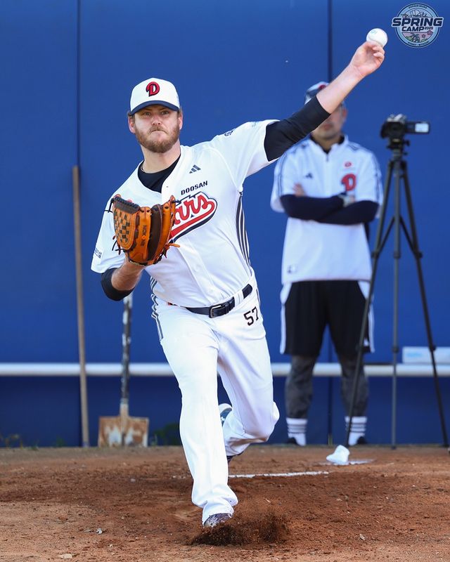 두산 새 외국인 투수 콜 어빈이 2월 5일 호주 시드니 블랙타운 스프링캠프 훈련에서 캠프 세 번째 불펜 투구 40구를 소화했다. 두산 베어스