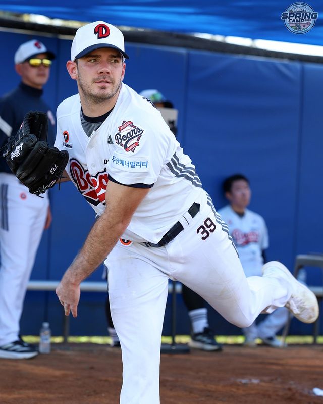 두산 베어스 새 외국인 투수 잭 로그가 지난 5일 호주 블랙타운 야구장에서 열린 스프링캠프 불펜 투구 훈련을 소화하고 있다. 두산 베어스