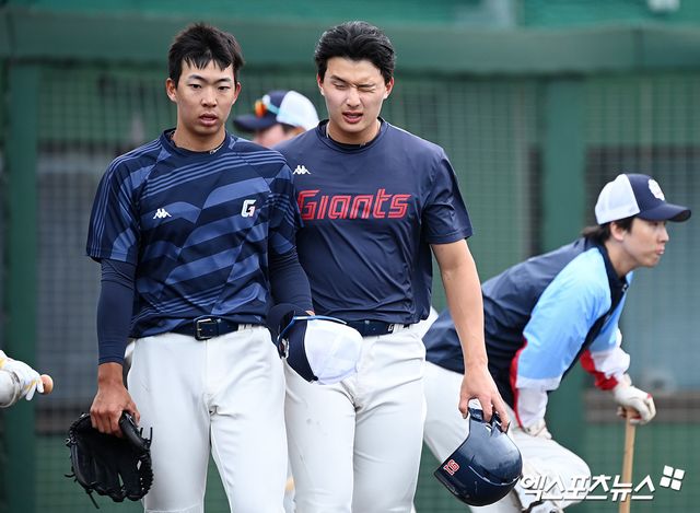 지난해 3월 일본 오키나와 스프링캠프 기간 함께 훈련했던 롯데 자이언츠 윤동희(오른쪽)와 김민석. 사진 엑스포츠뉴스 DB