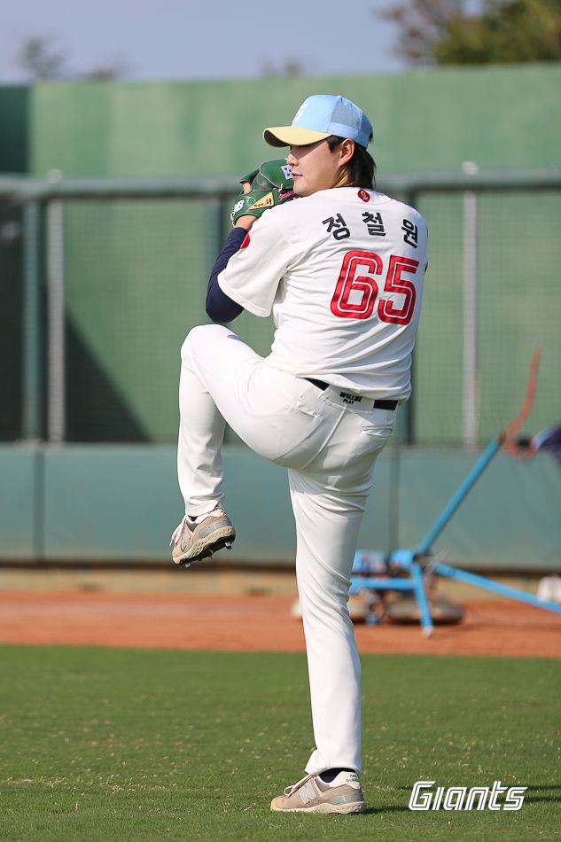 롯데 자이언츠 우완 정철원이 지난달 25일부터 대만 타이난의 아시아 태평양 국제야구센터에서 진행 중인 소속팀 스프링캠프에서 강도 높은 훈련을 소화하고 있다. 사진 롯데 자이언츠