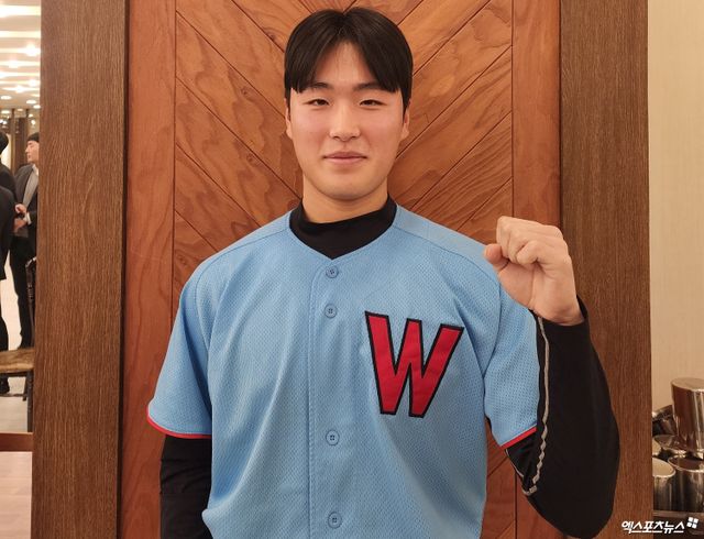 ​​키움 내야수 염승원은 5일 열린 '2024 대한야구소프트볼협회 시상식'에 참석해 이영민 타격상을 받았다. 현재 토미존 수술에서 회복 중인 그는 몸 상태를 끌어올려 미래 팀에 보탬이 되리라 힘찬 각오를 다졌다. 도곡동, 박정현 기자