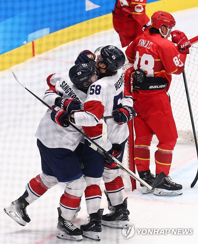 한국 남자 아이스하키 대표팀이 지난 4일 중국 하얼빈에서 열린 2025 하얼빈 동계아시안게임 A조 중국과의 경기에서 연장 끝 승리한 뒤 기뻐하고 있다. 연합뉴스