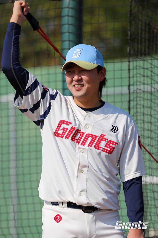 롯데 자이언츠 우완 정철원이 지난달 25일부터 대만 타이난의 아시아 태평양 국제야구센터에서 진행 중인 소속팀 스프링캠프에서 강도 높은 훈련을 소화하고 있다. 사진 롯데 자이언츠