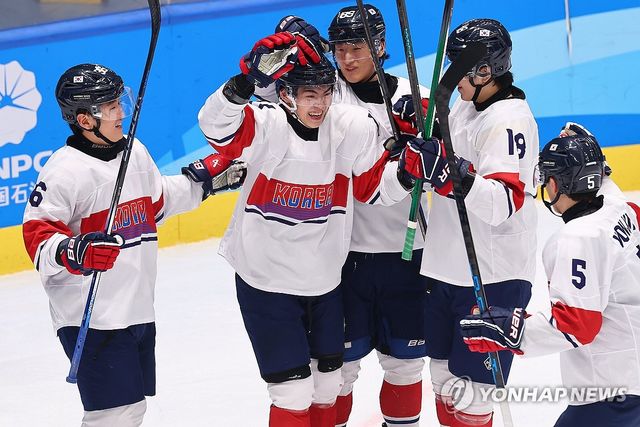 한국 남자 아이스하키 대표팀이 지난 4일 중국 하얼빈에서 열린 2025 하얼빈 동계아시안게임 A조 중국과의 경기에서 득점한 뒤 기뻐하고 있다. 연합뉴스