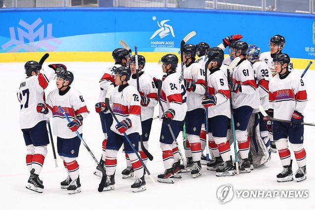 한국 남자 아이스하키 대표팀이 지난 4일 중국 하얼빈에서 열린 2025 하얼빈 동계아시안게임 A조 중국과의 경기에서 연장 끝 승리한 뒤 세리머니하고 있다. 연합뉴스