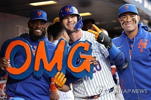 FA 내야수 알론소(사진, 가운데)는 협상 장기전 끝에 메츠 잔류를 선택했다. 이로써 소토와 함께 리그 최강 '핵타선'을 구축하게 됐다. 연합뉴스 AFP