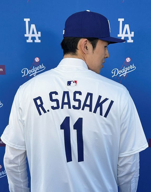 다저스 투수 사사키는 베테랑 내야수 로하스에게 등번호를 양보받았다. 11번을 달고 마운드에 오르게 된다. 연합뉴스 로이터