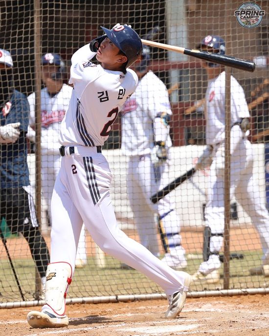 두산 베어스 외야수 김민석이 호주 블랙타운 스프링캠프 훈련에 임하고 있다. 두산 베어스