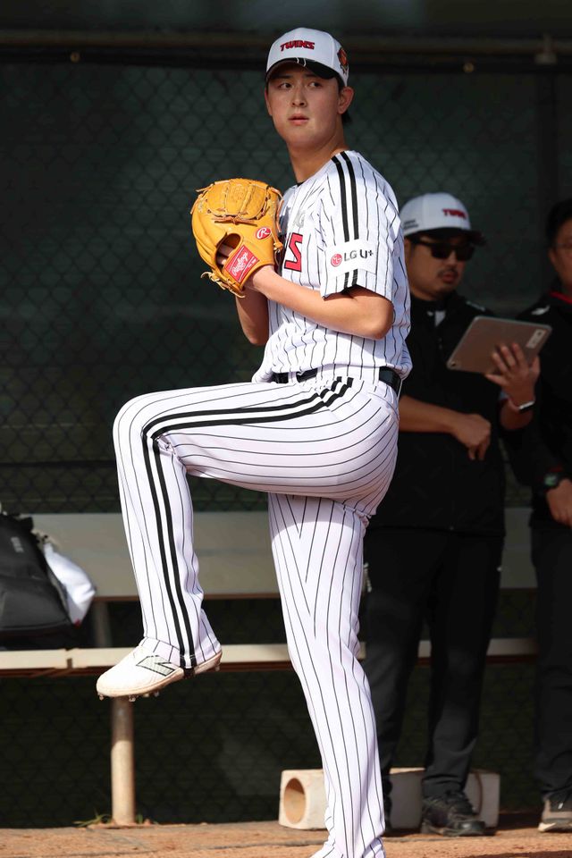 LG 투수 허용주는 2025시즌 LG 비밀병기로 많은 기대를 받고 있다. 194㎝ 큰 키와 최고 155㎞ 강속구까지 여러 가지 장점이 많은 투수다. LG 트윈스