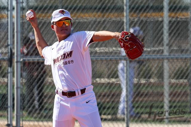 키움 투수 원종현은 4년 25억원 전액 보장을 받으며 FA 이적했다. 다만, 부상에 발목이 잡혀 제 기량을 보여주지 못했다. 선수 개인과 팀 모두에 중요할 2025시즌이다. 키움 히어로즈