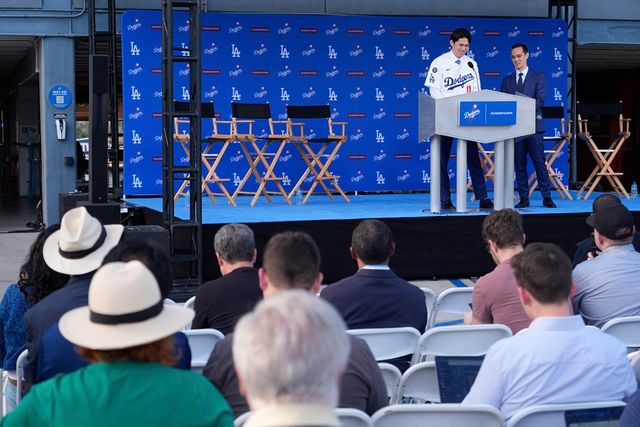 다저스 투수 사사키는 베테랑 내야수 로하스에게 등번호를 양보받았다. 11번을 달고 마운드에 오르게 된다. 연합뉴스 AP