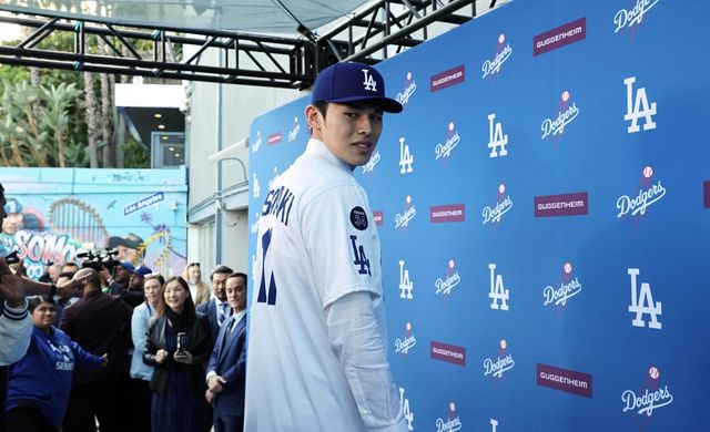 다저스 투수 사사키는 베테랑 내야수 로하스에게 등번호를 양보받았다. 11번을 달고 마운드에 오르게 된다. 연합뉴스 AFP
