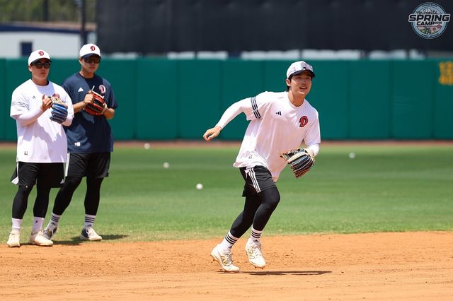두산 베어스 내야수 이유찬이 호주 블랙타운 스프링캠프에서 훈련에 임하고 있다. 두산 베어스