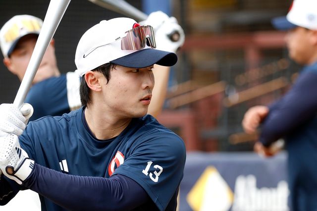 두산 베어스 내야수 이유찬이 호주 블랙타운 스프링캠프에서 훈련에 임하고 있다. 두산 베어스