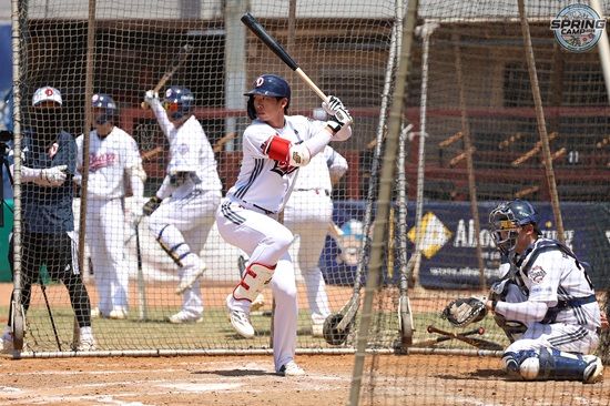 두산 베어스 외야수 김민석이 호주 블랙타운 스프링캠프 훈련에 임하고 있다. 두산 베어스