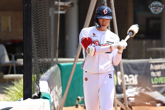 두산 베어스 외야수 김민석이 호주 블랙타운 스프링캠프 훈련에 임하고 있다. 두산 베어스