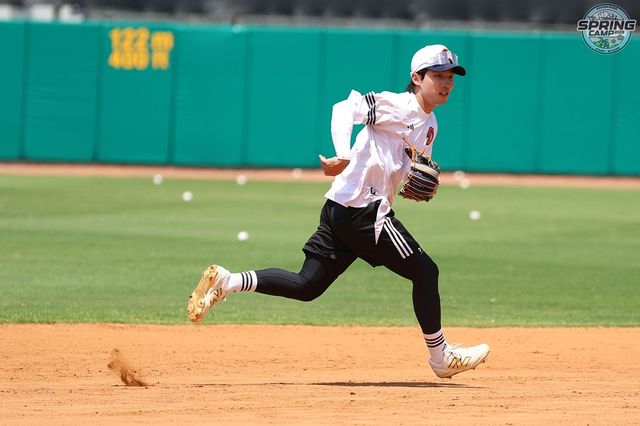 두산 베어스 내야수 이유찬이 호주 블랙타운 스프링캠프에서 훈련에 임하고 있다. 두산 베어스