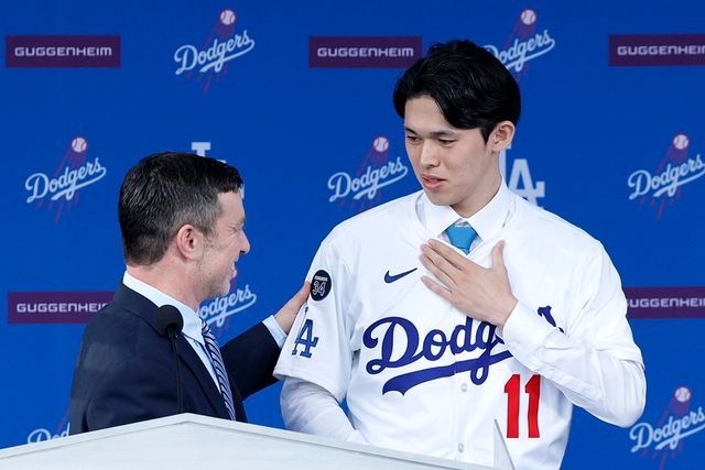 다저스 투수 사사키(오른쪽)는 베테랑 내야수 로하스에게 등번호를 양보받았다. 11번을 달고 마운드에 오르게 된다. 연합뉴스 AFP