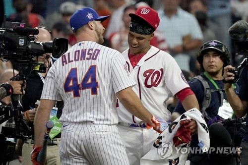 메츠 내야수 알론소(왼쪽 첫 번째)와 외야수 소토. 알론소의 잔류로 이들은 '핵타선'을 구축하게 됐다. 연합뉴스 AP