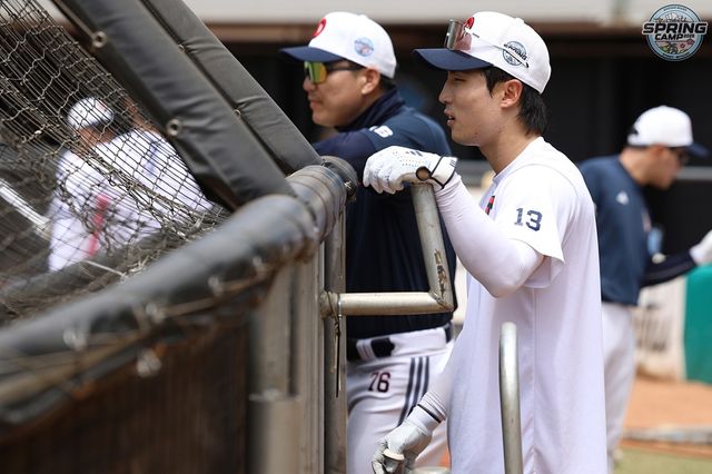 두산 베어스 내야수 이유찬이 호주 블랙타운 스프링캠프에서 훈련에 임하고 있다. 두산 베어스