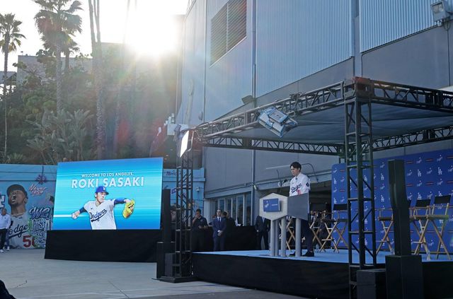 다저스 투수 사사키는 베테랑 내야수 로하스에게 등번호를 양보받았다. 11번을 달고 마운드에 오르게 된다. 연합뉴스 AFP