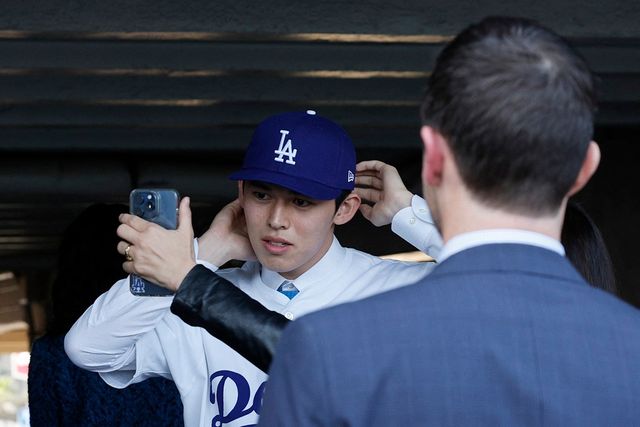 다저스 투수 사사키는 베테랑 내야수 로하스에게 등번호를 양보받았다. 11번을 달고 마운드에 오르게 된다. 연합뉴스 AFP